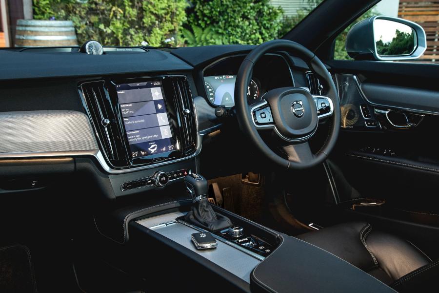 Интерьер Volvo S90 T6 Inscription 2017 года  (ZA) (фото 7 из 8)